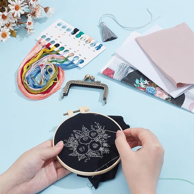 PLIGREAT DIY Flower Embroidery Coin Purse Kits for Beginners, Black Stamped Sewing Handbag with Kiss Clasp Lock Cute Flower Handmade Change Purse Kit with All Supplies for Adults Women DIY Making