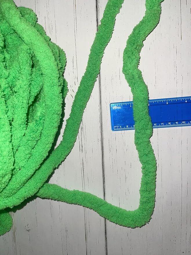 4- Pack Chunky Chenille Christmas Bundle Red and Nitro Green Yarn for Crocheting Handknitting Big Bulky Fluffy Soft Chunky Beginners Blanket Jumbo Thick Yarn DIY Crafts Décorations
