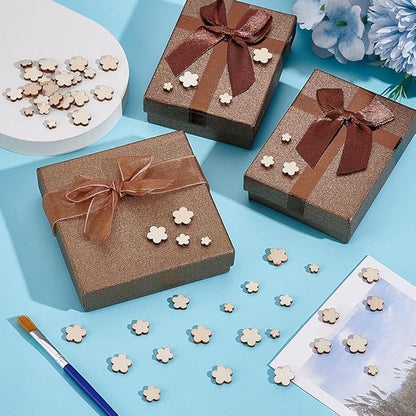 AHANDMAKER 600pcs Unfinished Wooden Discs Small Flower Shape Natural Wood Craft Supplies for Christmas Ornaments Table Centerpieces DIY Holiday Home Decor