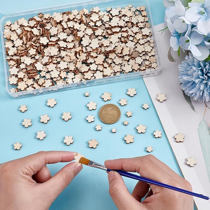AHANDMAKER 600pcs Unfinished Wooden Discs Small Flower Shape Natural Wood Craft Supplies for Christmas Ornaments Table Centerpieces DIY Holiday Home Decor